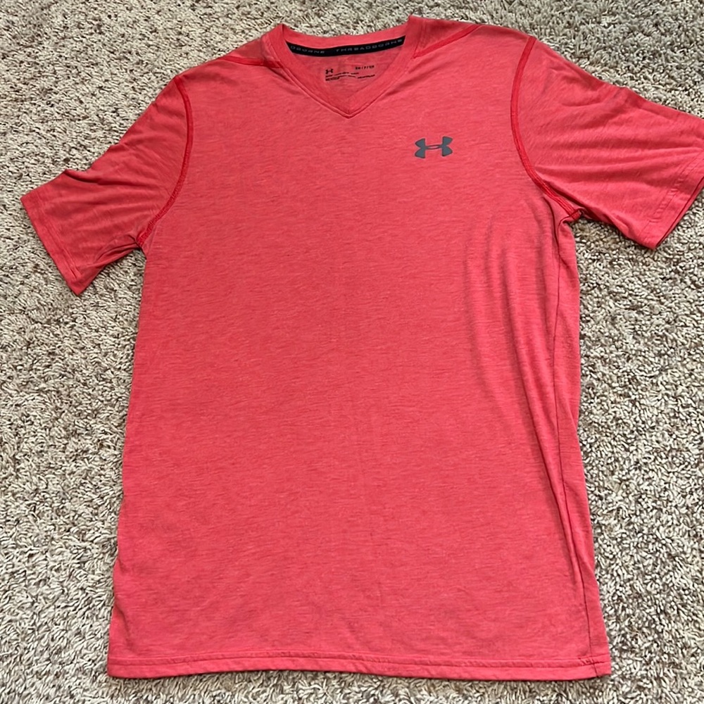 BNWOT Under Armour Loose Heatgear V-Neck Tee in men’s S
